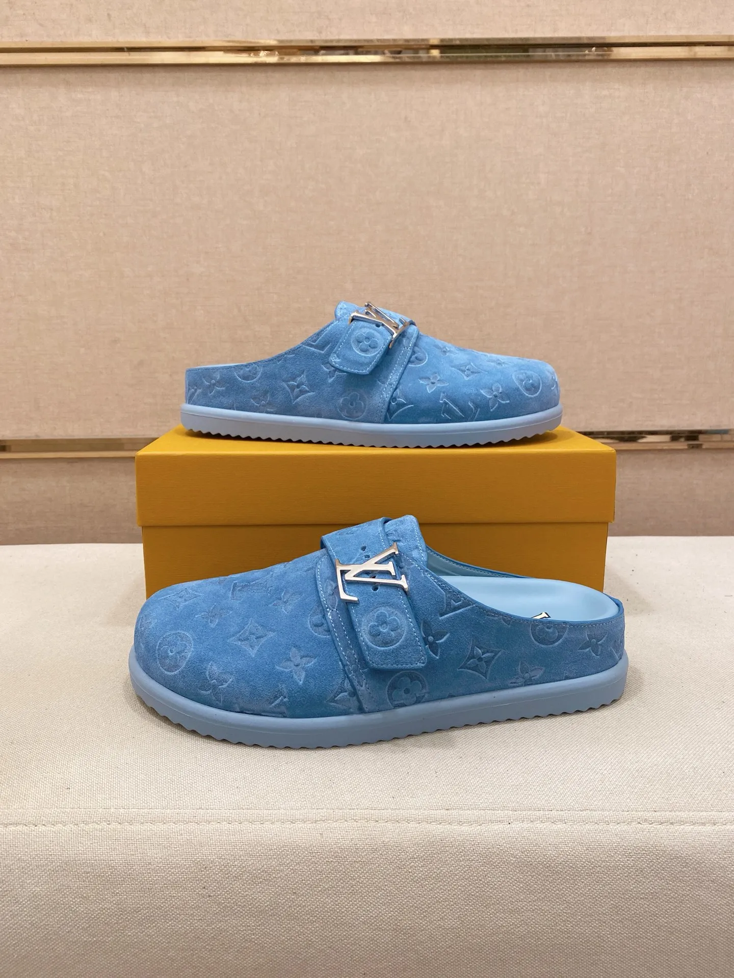 Men's shoes💰: 220💰38-45, LV Easy 2025 new men's casual sandals and slippers, made of suede cow leather, with Monogram pattern to highlight the trendy style. Adjustable straps illuminated with LV letters, while a resilient insole and micro outsole provide lightweight comfort. Made of suede cow leather with embossed Monogram pattern and brand element metal hardware✅Adjustable straps➕Tough insole‼ ️Micro outsole. Comfortable and easy to wear‼ ️